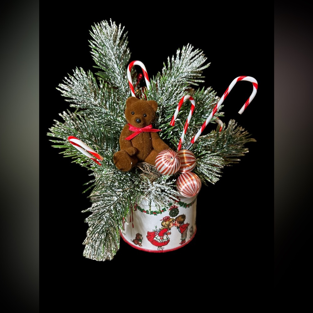 Kissing Ball Christmas Tin Box Potpourri Press 1986 Hong Kong Christmas Bear